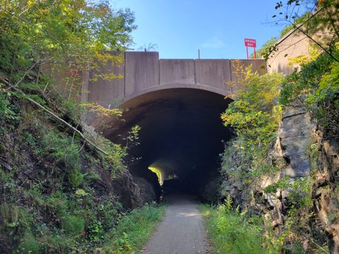 Hop River Trail tunnel, Bolton Notch