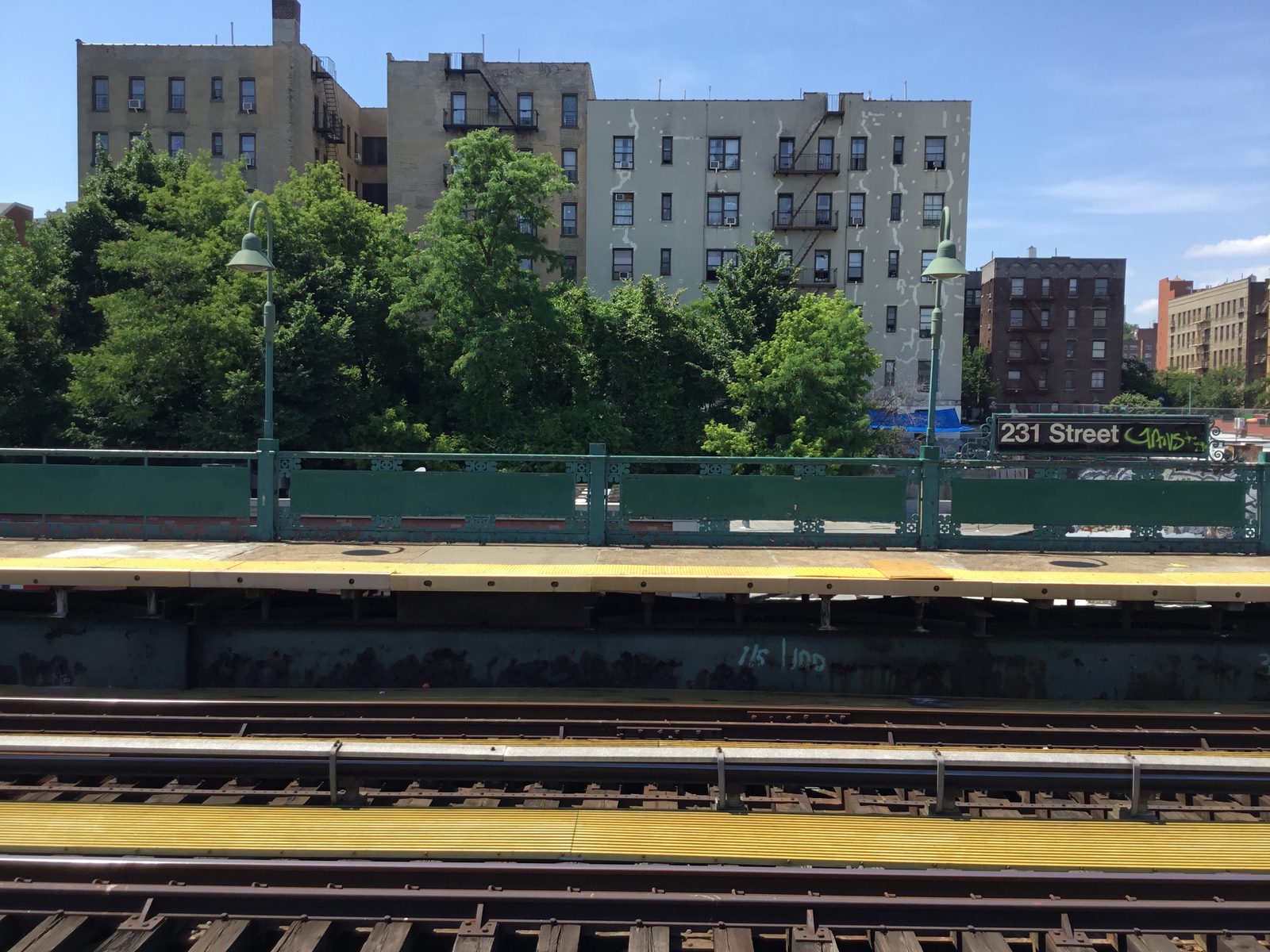 231st Street station, elevated above Broadway