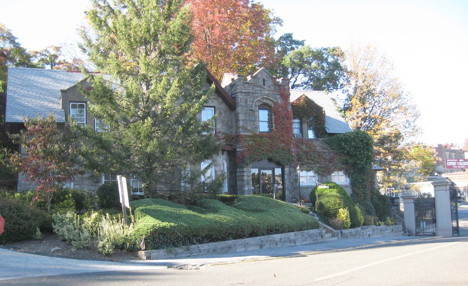 Gate house at Woodlawn Cemetery
