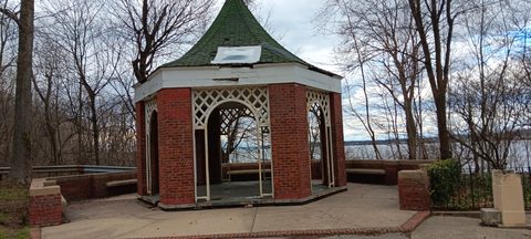 Gazebo at the eastern end of Crocheron Park